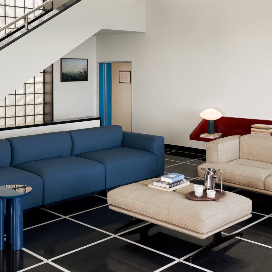 Pur_Norsk Inland AV32 – &Tradition. Fotskammel sammen med Inland-sofa i interiør.