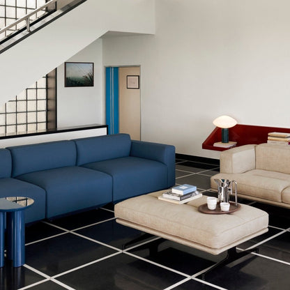 Pur_Norsk Inland AV32 – &Tradition. Fotskammel sammen med Inland-sofa i interiør.