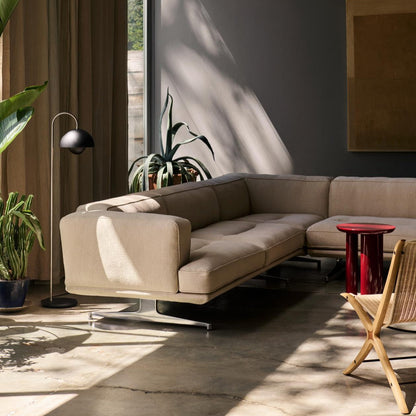 Pur_Norsk Inland AV41 – &Tradition. Hjørnesofa i lyst tekstil ved store vinduer.