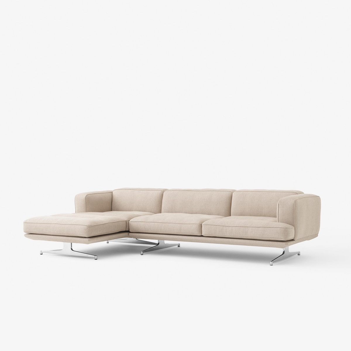 Pur_Norsk Inland AV42 – &Tradition. Sofa med sjeselong til venstre sett forfra, Ecriture 0240 og polert aluminium.