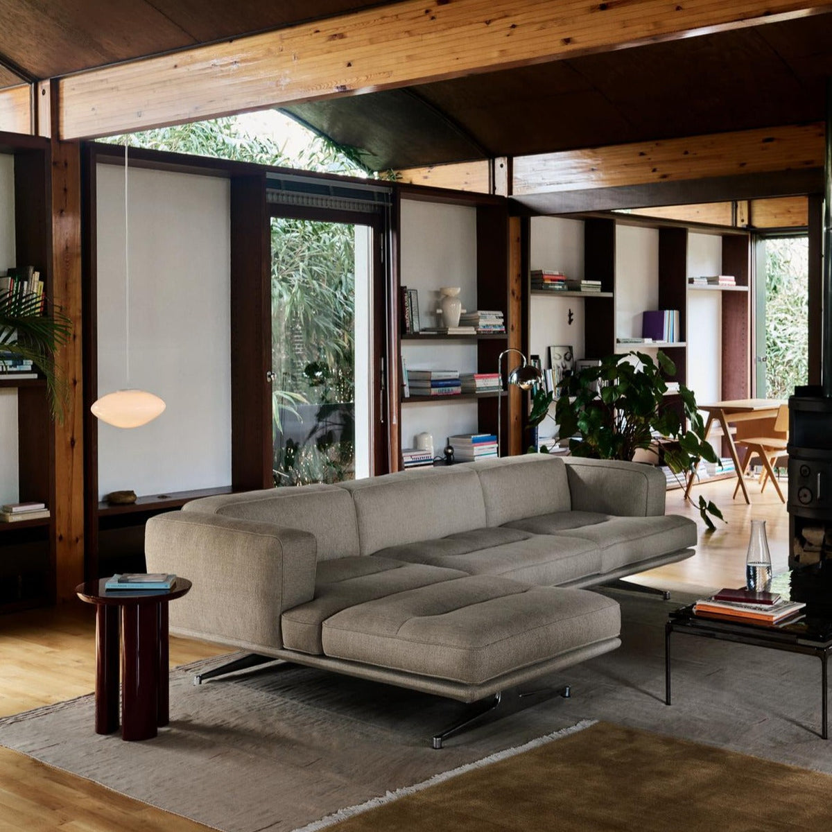 Pur_Norsk Inland AV42 – &Tradition. Sofa med sjeselong i grått tekstil i interiør.