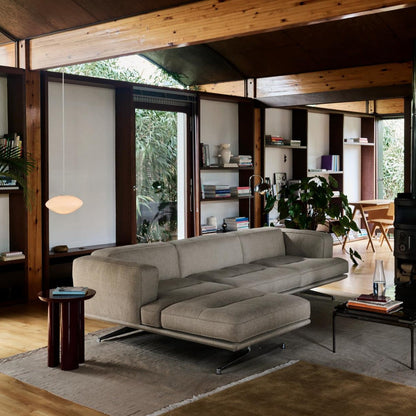 Pur_Norsk Inland AV42 – &Tradition. Sofa med sjeselong i grått tekstil i interiør.