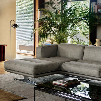 Pur_Norsk Inland AV42 – &Tradition. Detalj av sofa med sjeselong i grått tekstil.