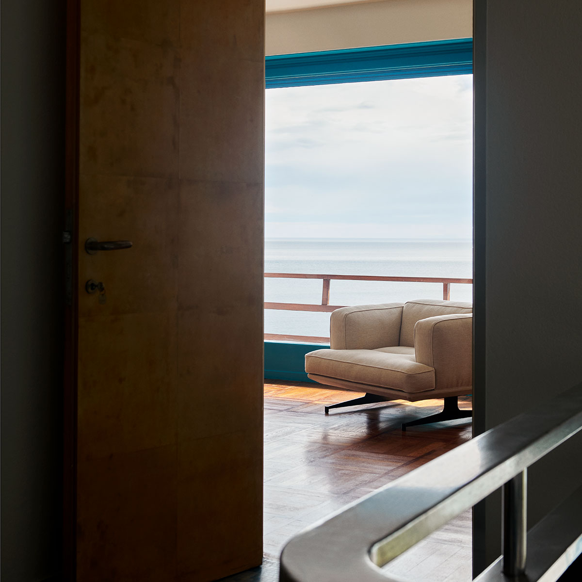 Pur_Norsk Inland AV21 lenestol fra &Tradition i lyst tekstil, vist i interiør.