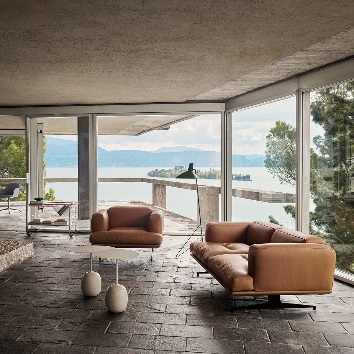 Pur_Norsk Inland AV21 lenestol sammen med Inland-sofa fra &Tradition, miljøbilde.