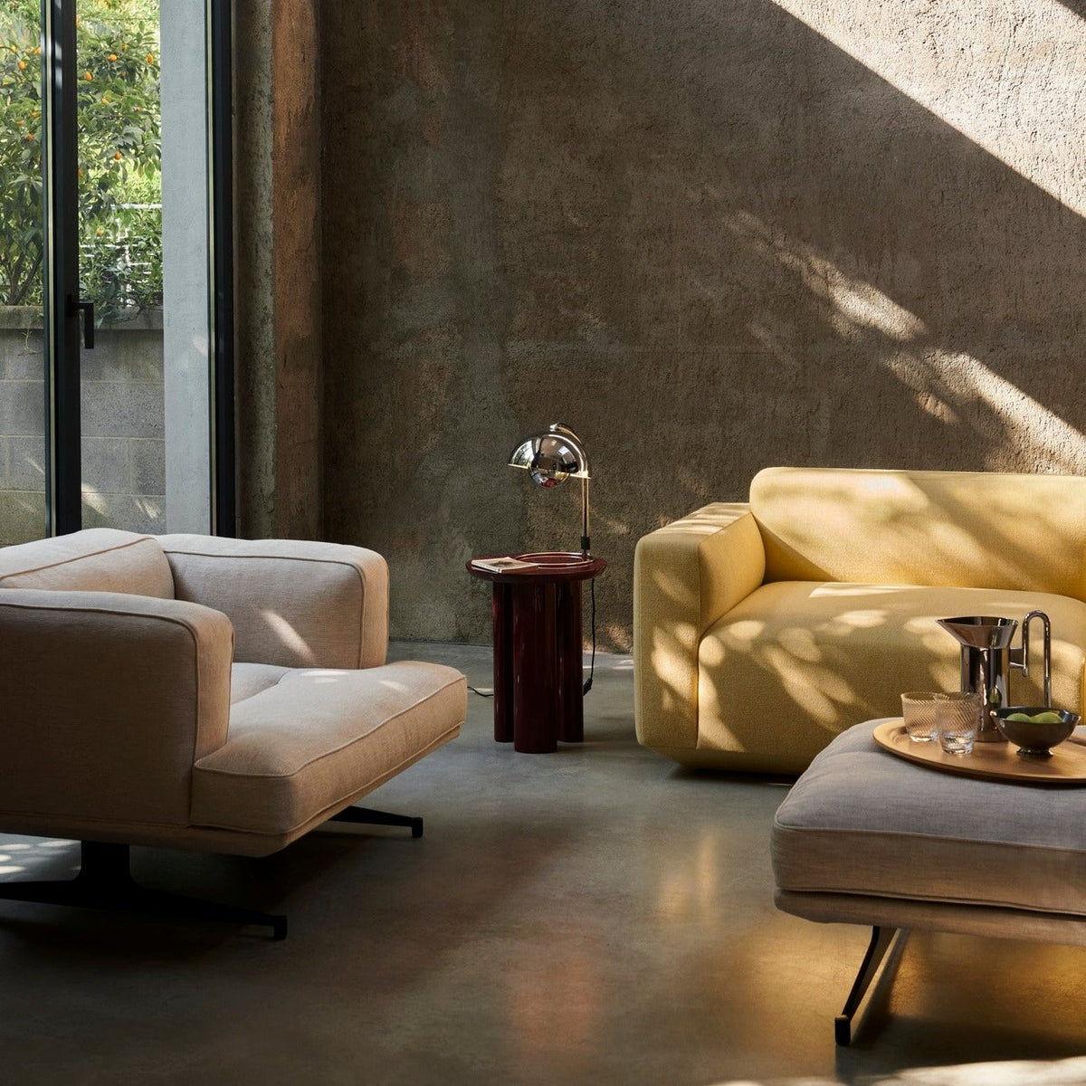 Pur_Norsk Inland AV21 fra &Tradition i lyst tekstil, sammen med puff og Develius-sofa.