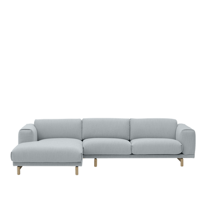 Pur_Norsk Rest - Sofa med sjeselong - 312,5 cm – Produktfoto som viser en eksempelutførelse. Sjeselong til venstre sett forfra.