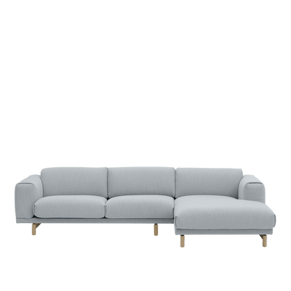 Pur_Norsk Rest - Sofa med sjeselong - 312,5 cm – Produktfoto som viser en eksempelutførelse. Sjeselong til høyre sett forfra.
