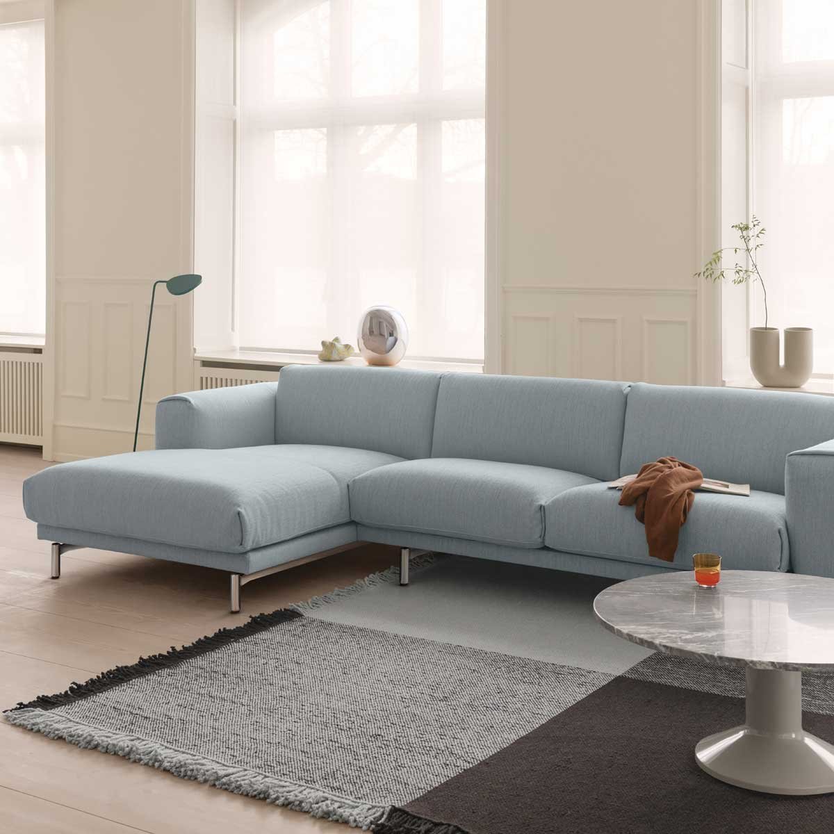 Pur_Norsk Rest - Sofa med sjeselong - 312,5 cm – Miljøbilde 2. Vist i en eksempelutførelse.